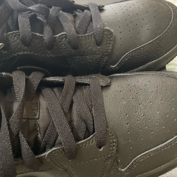 Air Jordan 1 MID (GS) 5.5 Y - Picture 2 of 5